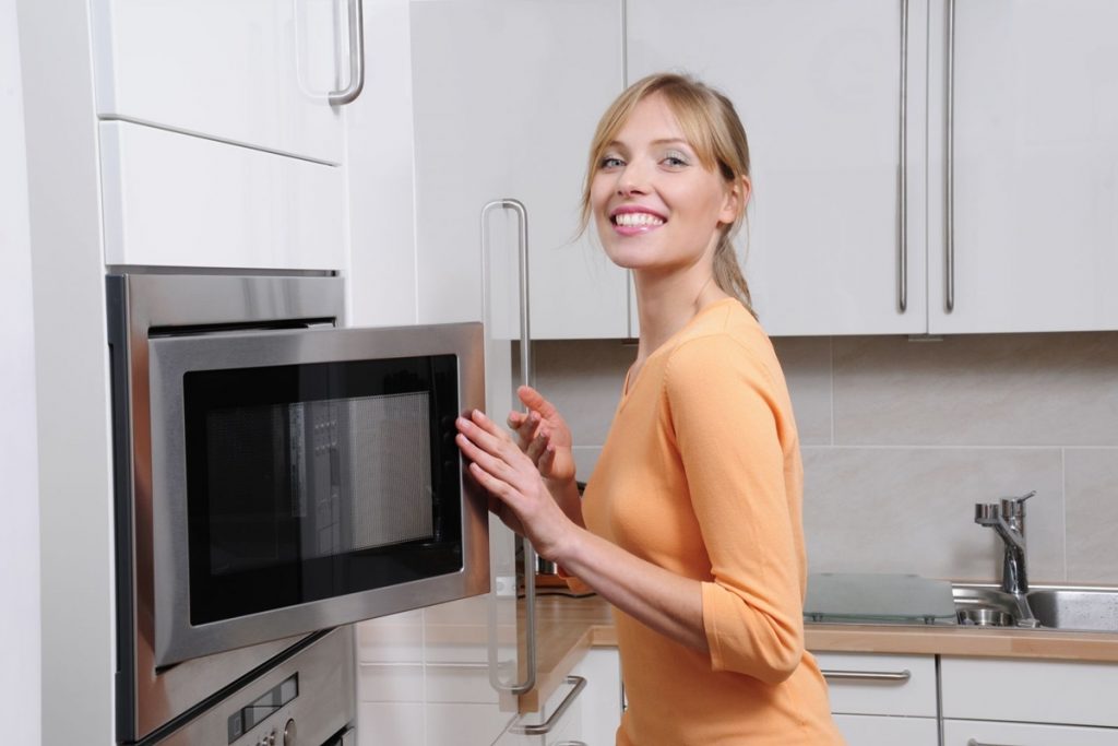Usar el microondas nos hace ahorrar bastante al evitar usar el horno.