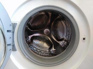 Limpia el tambor y la parte interior de la lavadora.
